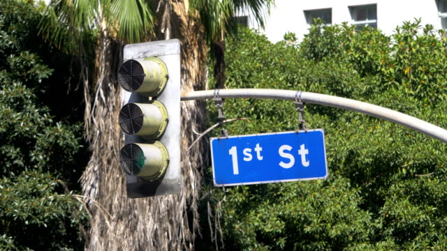 Signo-de-calle-y-los-semáforos-en-4-k-lenta