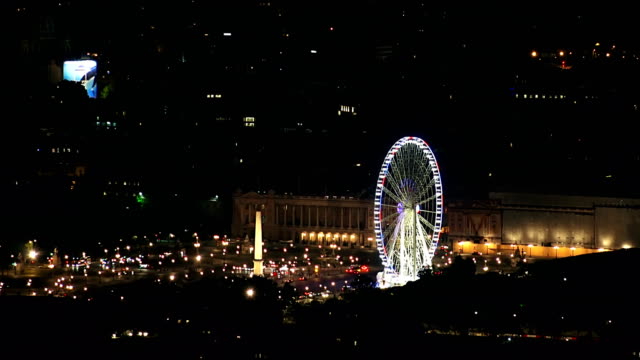 Aerial-night-view-timelapse-of-traffic-in-Paris,-the-famos-ferris-wheel-of-the-Place-de-la-Concorde,-France