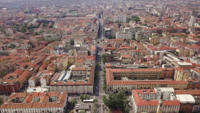 Italia-día-soleado-Milán-ciudad-tráfico-calle-aérea-panorama-4k