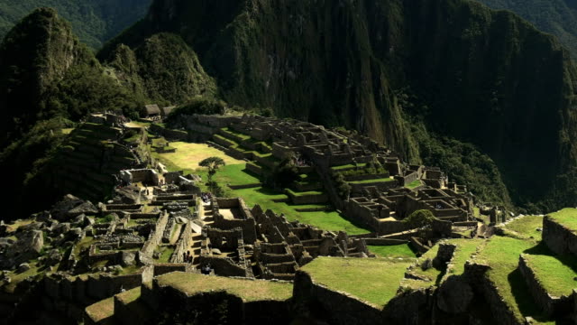 Schließen-Sie-Tilt-Schuss-von-Machu-Picchu-an-einem-nebligen-Morgen