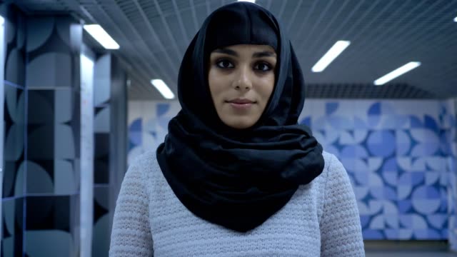 Junge-muslimische-Frau-Hijab-steht-gerade-in-die-Kamera,-Religion-Konzept-in-Unterführung
