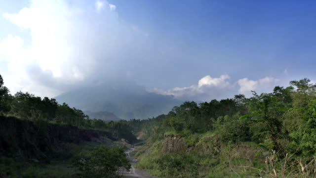 Monte-Merapi,-Gunung-Merapi,-literalmente-montaña-de-fuego-en-Indonesia-y-Java,-es-un-estratovolcán-activo-ubicado-en-la-frontera-entre-Java-Central-y-Yogyakarta,-Indonesia