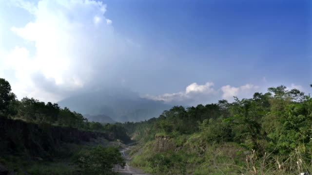 Monte-Merapi,-Gunung-Merapi,-literalmente-montaña-de-fuego-en-Indonesia-y-Java,-es-un-estratovolcán-activo-ubicado-en-la-frontera-entre-Java-Central-y-Yogyakarta,-Indonesia