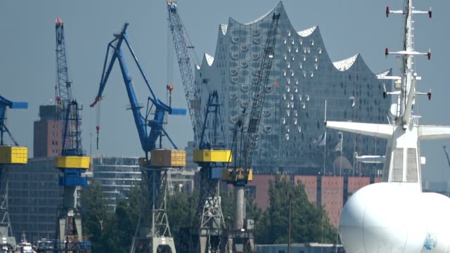 Oper-Elbphilharmonie-mit-Loadingcranes,-Hafen-Hamburg,-4K