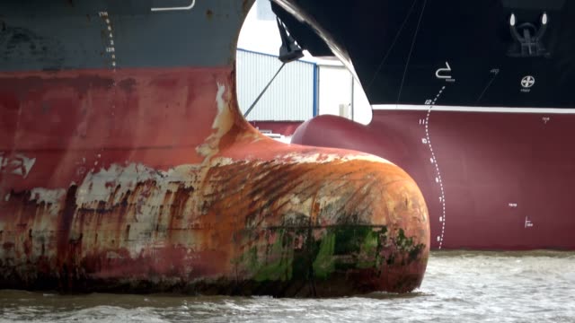 Culbous-bow-from-container-vessel,-harbour-of-Hamburg,-ram-protection,-Rammschutz,-4K