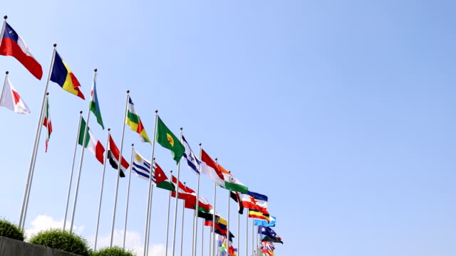 banderas-nacionales-de-países-con-el-fondo-de-cielo-azul