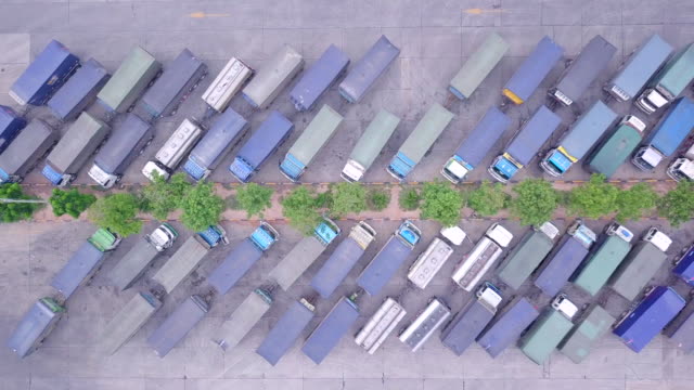 Vista-superior-y-vista-aérea-de-camiones-y-acoplados-en-el-estacionamiento