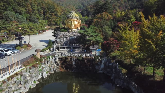 Vista-aérea-otoño-de-estatua-de-Buda-en-templo-de-Wawoo,-Yong-in-Seúl,-Corea