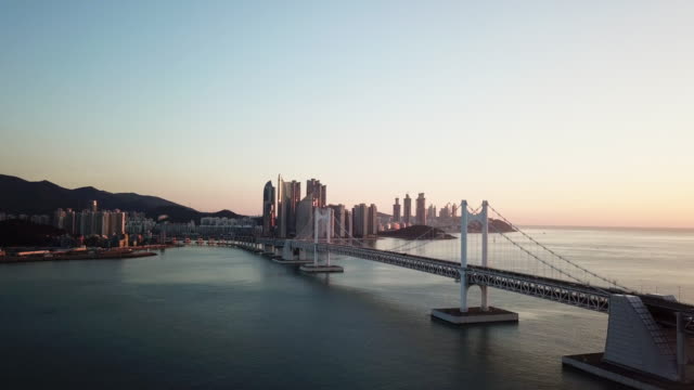 Gwangan-Brücke-und-Haeundae,-Stadt-Busan,-Südkorea.