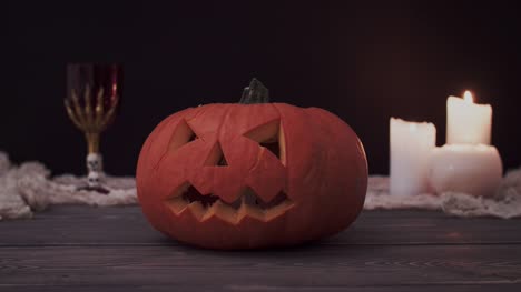 Calabaza-de-Halloween-con-cara-de-miedo-y-velas-ardientes