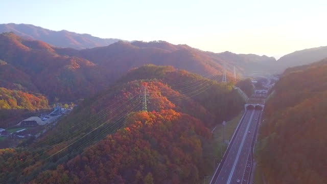 Vista-aérea-camino-autopista-de-la-carretera-en-otoño-de-Corea-del-sur