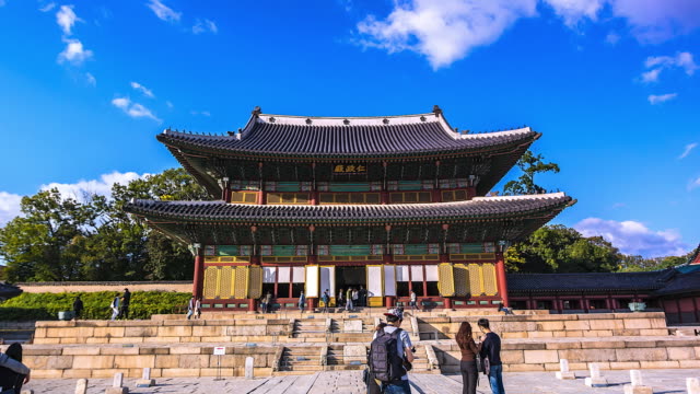 4K,-Time-lapse-tourist-at-changgyeonggung-palace-South-Korea