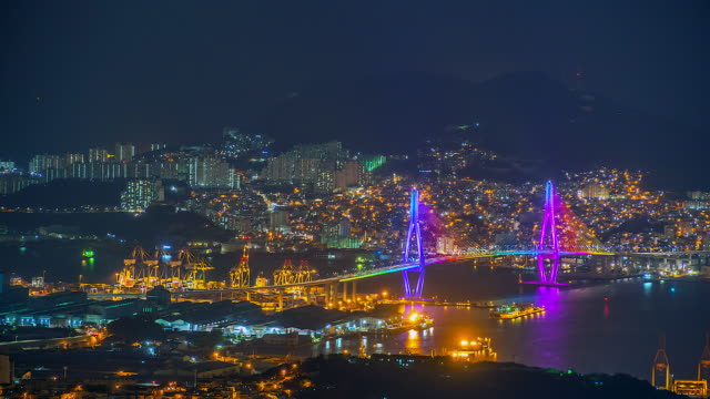 4K,-Zeitraffer-Ansicht-von-Busan-in-der-Nacht-mit-einer-Brücke-aus-Südkorea