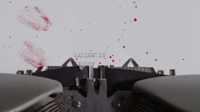 Máquina-de-escribir-ortografía-fiesta-de-Halloween-en-papel-manchado-con-huellas-de-sangre