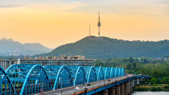 Time-lapse-of-Dongjak-Bridge-and-Seoul-tower-over-Han-river-in-Seoul,-South-Korea.4K