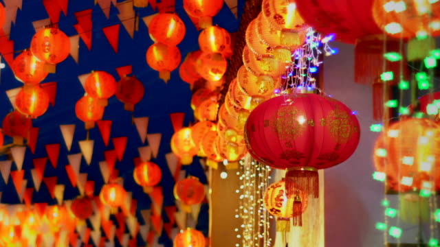 Linternas-del-año-nuevo-chino-en-chinatown,-bendición-texto-significan-tener-riqueza-y-feliz