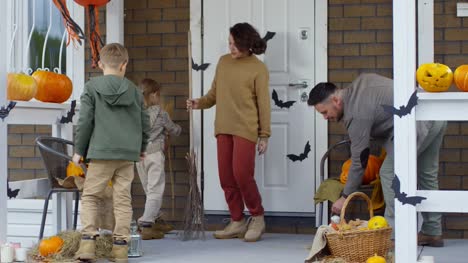 Familia-para-la-celebración-de-Halloween-decorar-porche