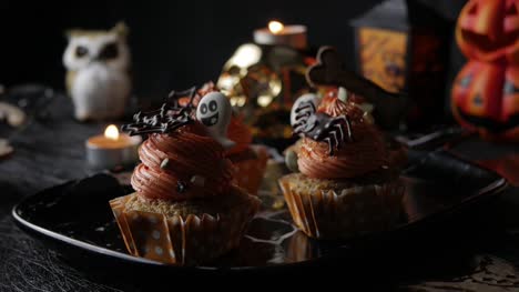 Lust-auf-Halloween-Essen-Party-Tisch-mit-Kürbis-Cupcake-Muffins-und-Cookies.