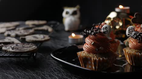 Lust-auf-Halloween-Essen-Party-Tisch-mit-Kürbis-Cupcake-Muffins-und-Cookies.