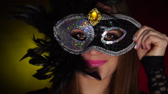 Rostro-de-mujer-con-máscara-de-carnaval-4K
