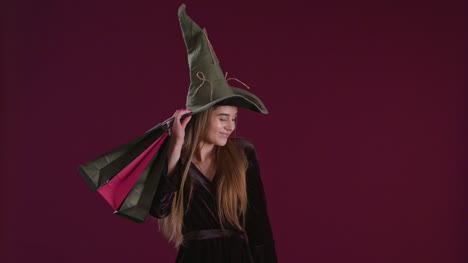 Mädchen-in-Halloween-Hexe-Kostüm-mit-Einkaufstüten.
