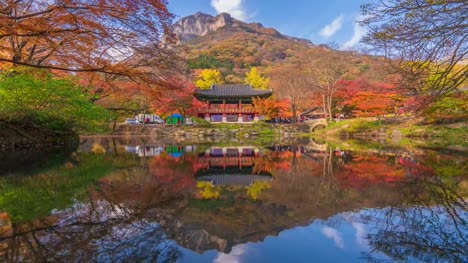 Tiempo-lapso-el-templo-de-Baekyangsa-en-otoño,-Naejangsan-Park-en-Corea.