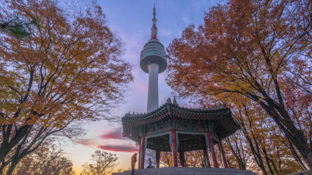 Zeit-Ablauf-Herbst-der-Namsan-Tower-in-Seoul,-Südkorea.