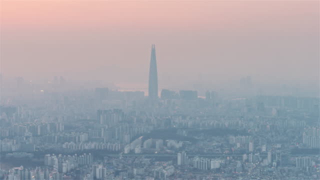 Seoul,-Korea,-Timelapse---The-Lotte-Tower-von-Tag-zu-Nacht-von-Namhansanseong-Festung-aus-gesehen
