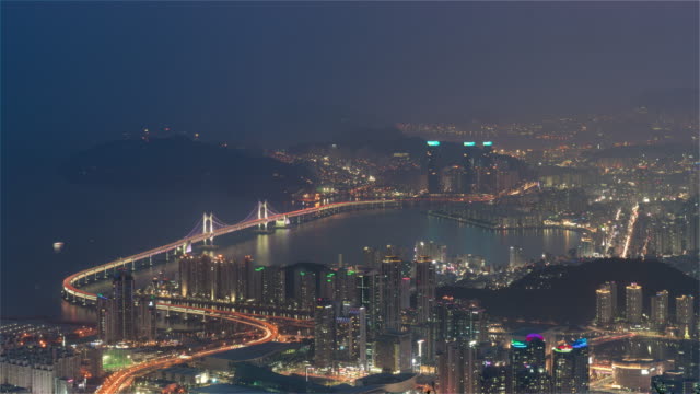 Busan,-Korea,-Timelapse---The-Gwangandaegyo-oder-Diamond-Brücke-zwischen-Tag-und-Nacht-von-dem-Hügel-aus-gesehen