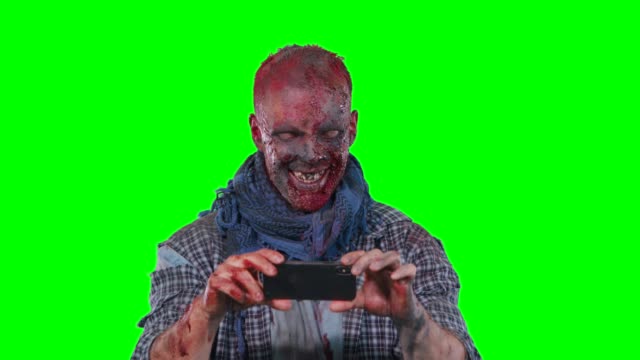 Hombre-zombie-utilizando-teléfono-celular
