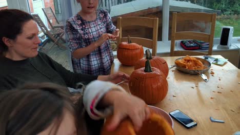 Familia,-preparando-para-una-fiesta-de-Halloween,-tallar-calabazas
