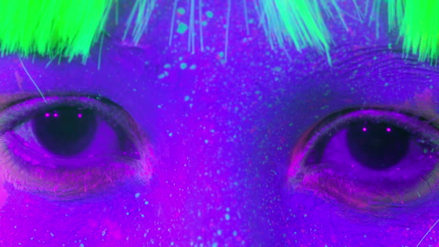 Primer-plano-ojos-de-mujer-con-maquillaje-fluorescente-en-verde,-peluca,-maquillaje-creativo-lucen-muy-bien-para-discotecas.-Concepto-de-fiesta,-espectáculos-y-música-de-Halloween---slow-motion-video