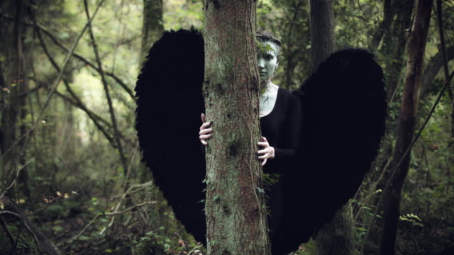 4k-Halloween-Dark-Angel-Woman-with-Black-Wings-in-Forest-Hidding