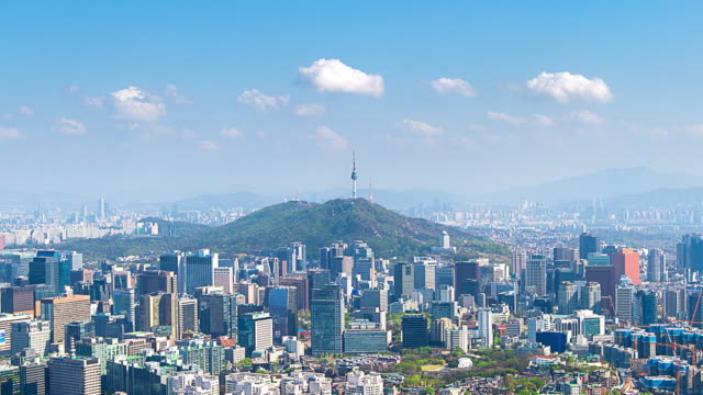 Zeitraffer-des-Stadtbildes-in-Seoul-mit-Seoul-Tower-und-blauer-Himmel,-Südkorea.