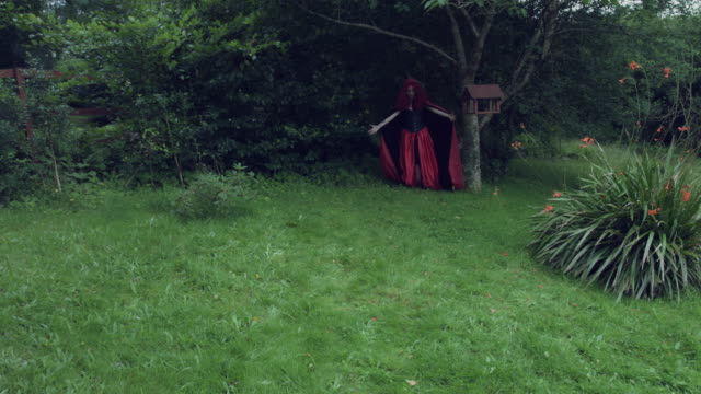 4k-Schuss-Halloween-von-Red-Riding-Hood-zeigt-ihre-Kraft-im-Wald