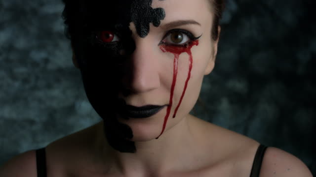 4k-schoss-einer-Frau-mit-Halloween-Make-up-mit-Blut-Tränen,-schreien