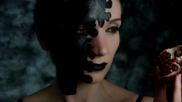 4-k-Aufnahme-einer-Frau-mit-Halloween-Make-up-mit-Granatapfel