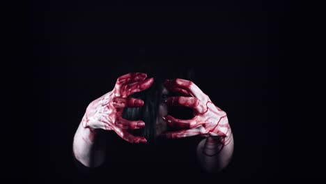 4-K-Horror-Gruselig-Frau-ihre-blutigen-Hände-schütteln
