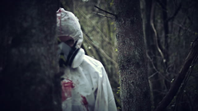 4K-Horror-Atomwissenschaftler-Mörder-versteckt-sich-hinter-Baum