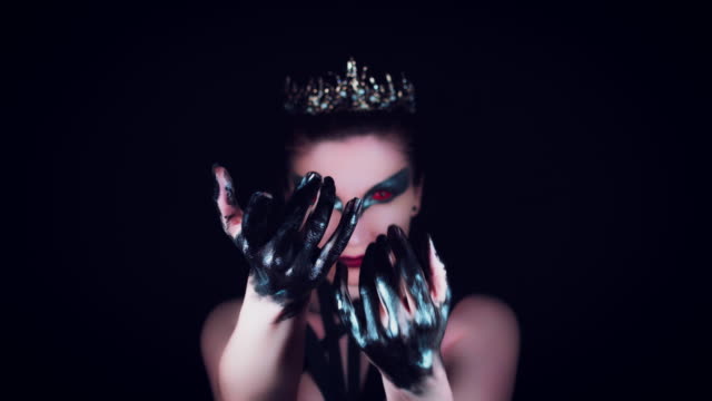 4K-Halloween-Horror-Woman-Posing-mit-schwarzen-Händen