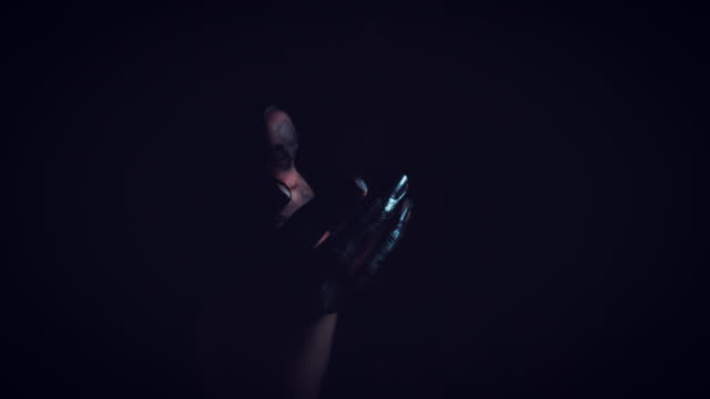 4-K-Halloween-Horror-Frau-zeigt-ihre-schwarze-Hand