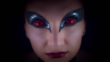 4K-Halloween-Horror-mujer-aparece-miedosa-de-la-oscuridad