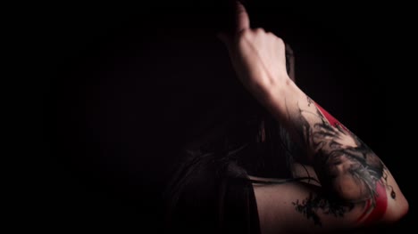 4-k-beängstigend-Frau-posiert-mit-Horror-Tattoo