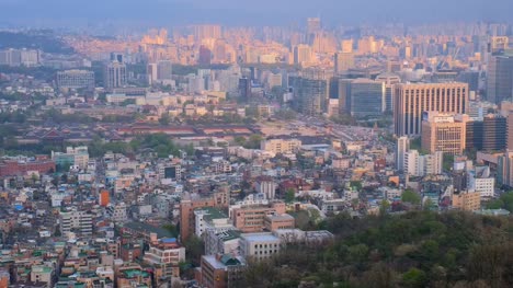 Seoul-skyline-and-Gyeongbokgung-Palace-on-sunset,-South-Korea.