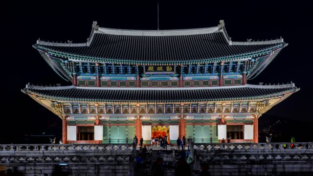 Timelapse-at-Gyeongbokgung-Palace-by-night,-Seoul,-South-Korea,-4K-Time-lapse