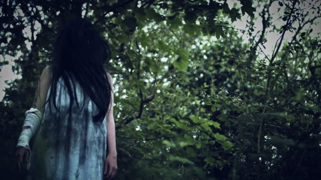 4-k-Horror-mujer-en-vestido-sucio-en-bosques