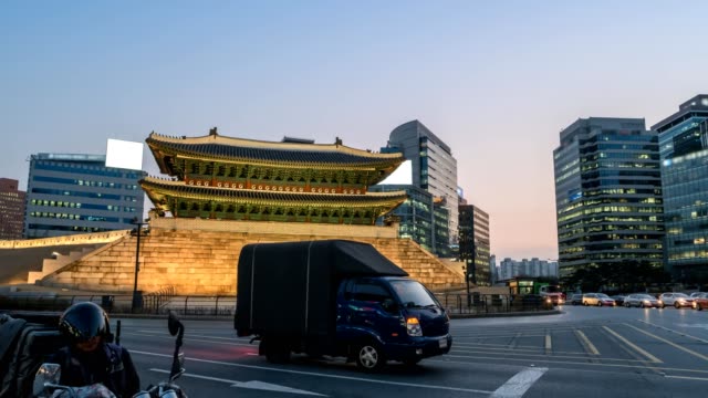 Seoul-city-skyline-day-to-night-timelapse-at-Namdaemun-Gate-(Sungnyemun),-Seoul,-South-Korea,-4K-Time-lapse