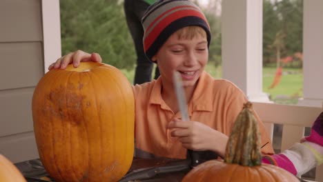 Kids-carving-pumpkins-for-Halloween