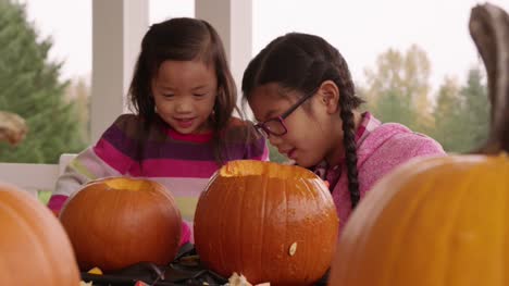 Kids-carving-pumpkins-for-Halloween