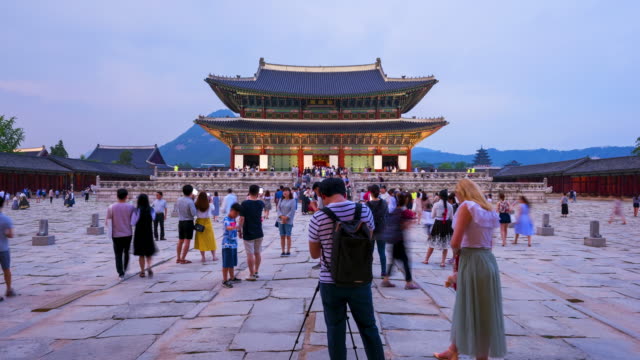 Zeitraffer-von-Touristen-schwärmen-über-Gyeongbokgung-Palace-in-Stadt-Seoul,-Südkorea